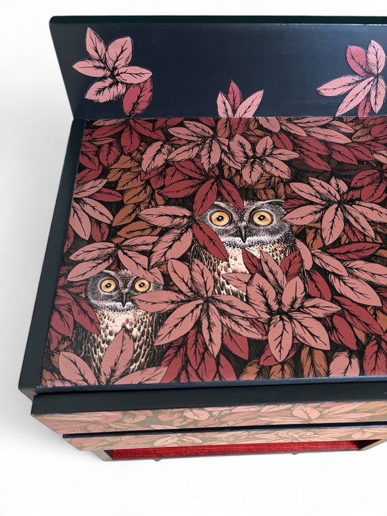 Image 1 of Meuble vintage recouvert de Fornasetti Foglie e Civette | L'ambiance vintage