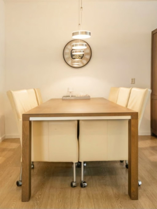 Tafel 260 x 100 met 6 ruime leder stoelen met rubber wielen