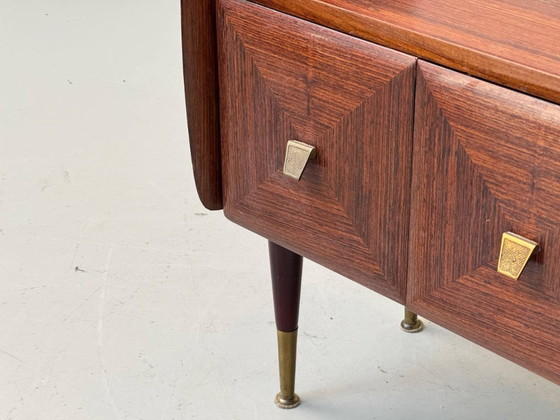 Image 1 of Ensemble de 2 tables de chevet en acajou de style milieu du siècle avec plateaux en verre, années 1960