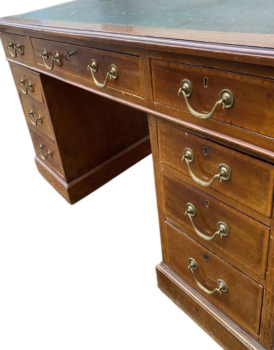 Image 1 of Scrivania antica inglese con cassettiera in noce, 1930
