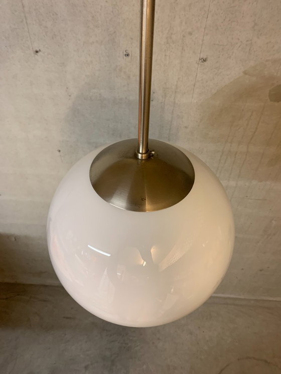 Image 1 of sfera bianca opalina lucida su pendolo in acciaio