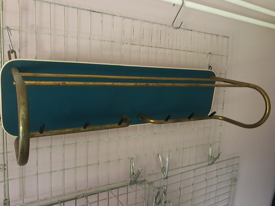 Image 1 of Porte-manteau mural original bleu pétrole des années 50, cadre tubulaire doré