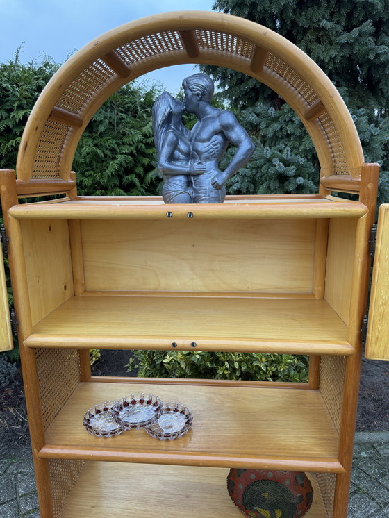 Image 1 of Houten rotan kast vintage boogdesign