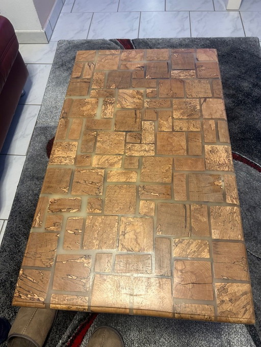 Handgemaakte houten tafel van epoxyhars, fluorescerend in het donker