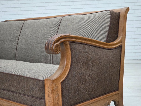 Image 1 of 1950er Jahre, dänisches 3-Sitzer-Sofa, Möbelwolle, massives geschnitztes Eichenholz.