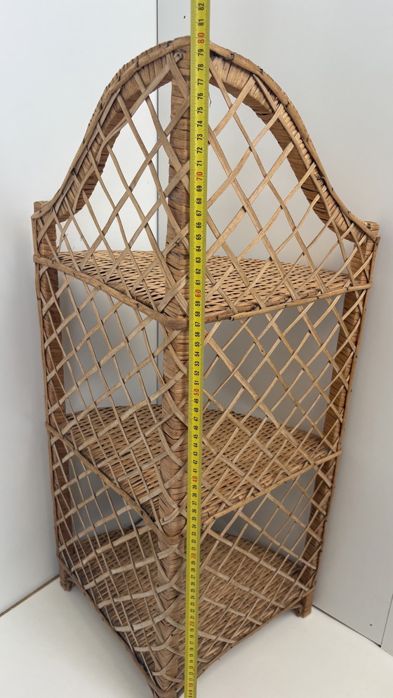 Image 1 of Armadietto angolare in rattan d'epoca portaspezie da cucina / armadietto per piante