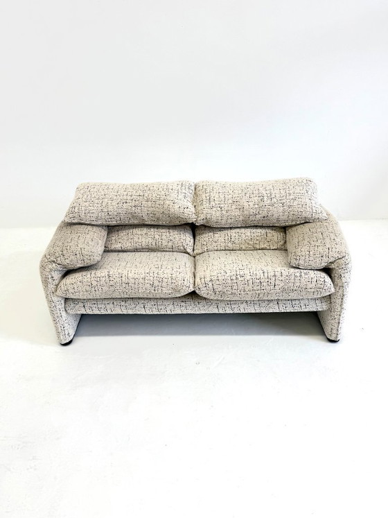 Cassina Maralunga 2-Sitzer Sofa von Vico Magistretti Gebrochen Weiß mit Subtilem Muster – 2 Sitzer Sofas (photo 9 of 12)
