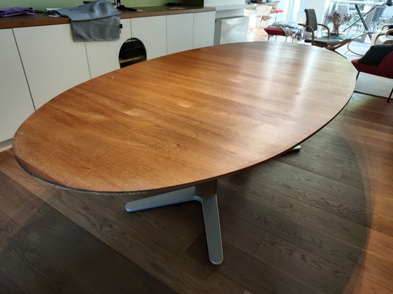 Elegante mesa de comedor ovalada de roble – Team7, Mesas de comedor, Metal, Madera (photo 2 of 6)