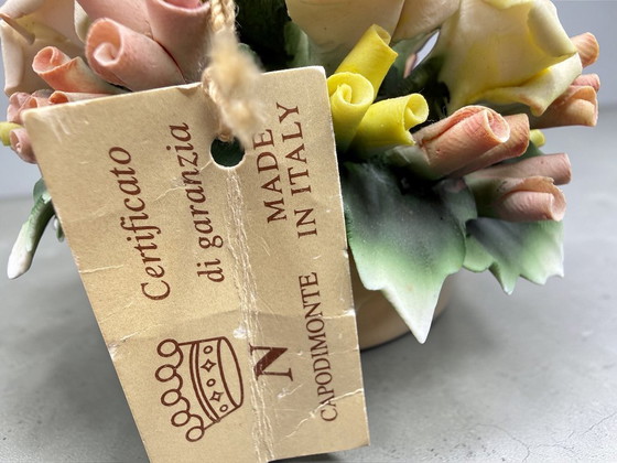 Image 1 of Capodimonte – Cestino di Rose Alta Manifattura, Porcellana Modellata a Mano, Miniatura d'Arte 10,5cm, Made in Italy