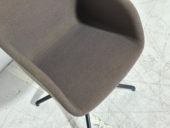 Muuto Fiber Armchair Taupe - Swivel Base Black – Textile (photo 5 of 8)