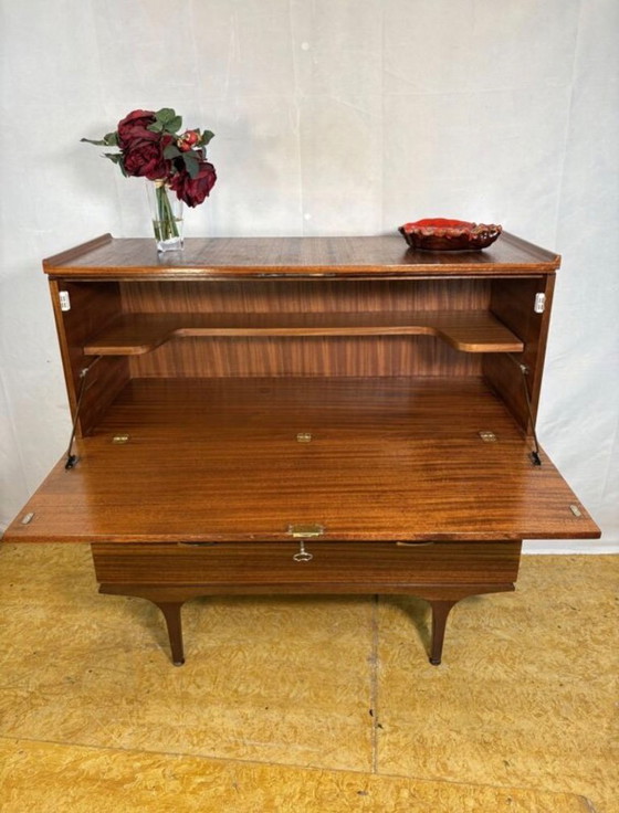 Image 1 of Mid-Century retro vintage teakhouten bureau van Meredew uit 1960. Groot schrijfoppervlak • Deens design • Elegante opbergruimte