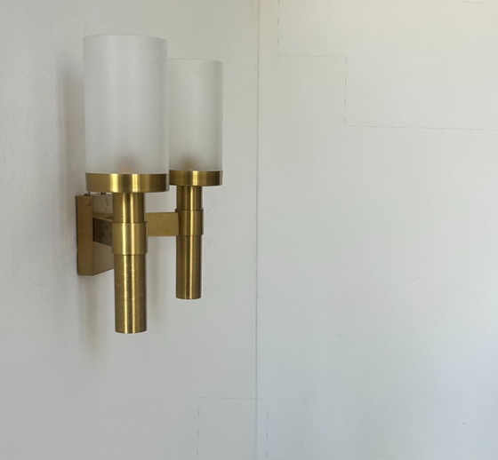 Image 1 of Vintage dubbele wandlamp, messing en mat glas, van Perzel, Frankrijk 1950.