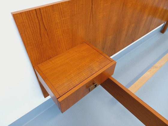 Image 1 of Vintage modernistisch tweepersoonsbed uit de jaren 60, gemaakt van teakhout en zwart metaal, met geïntegreerde nachtkastjes.