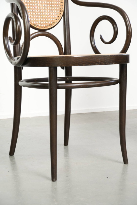 Image 1 of 2 chaises vintage originales Thonet, modèle Long John, avec accoudoirs, dossier haut, assise et dossier en sangles.