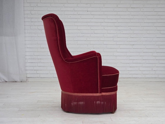 Image 1 of Fauteuil danois des années 1970, revêtement en velours rouge cerise, pieds en frêne.