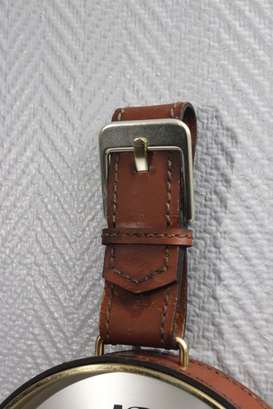 Image 1 of Pendule murale vintage Junghans laiton cadre cuir ceinture design moderniste 1970s