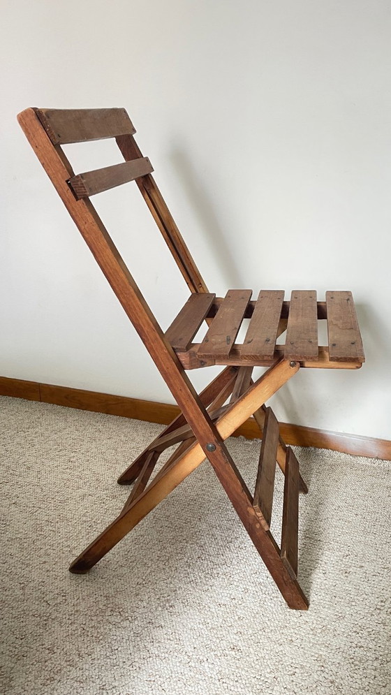 Image 1 of Antieke opklapbare houten stoel, een praktische en geometrische zitplaats. We zijn helemaal gecharmeerd van deze antieke stoel.