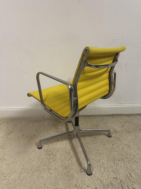 Image 1 of Silla de aluminio Vitra EA 107 amarilla