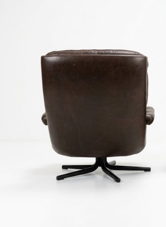 Fauteuil lounge pivotant vintage en cuir marron Sam Larsson – Chaises pivotantes, Métal (photo 3 of 5)