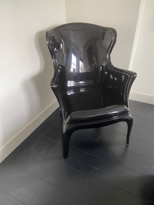Fauteuil en plastique noir pour l'intérieur et l'extérieur
