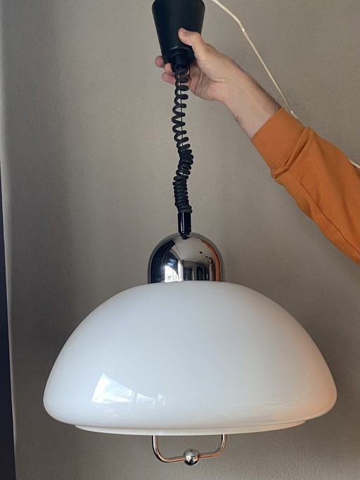 Grote Vintage Hanglamp Met Kunststof Kap En Chromen Details