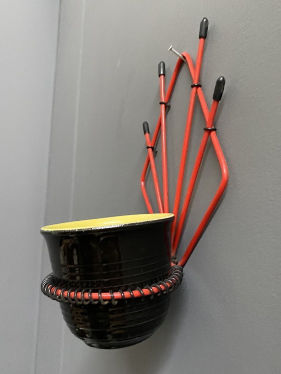 Image 1 of Portavaso da parete rosso + vaso in ceramica anni '60