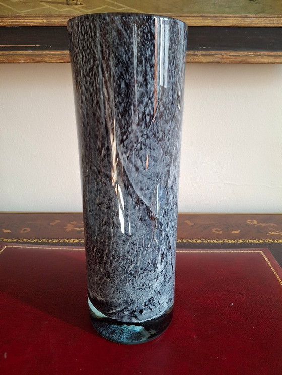 Image 1 of Grote rolvaas van geblazen glas met gespikkelde grijs/paarse camaieu-decoratie