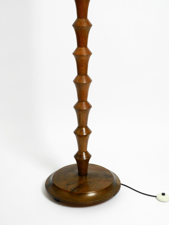 Image 1 of Preciosa lámpara de pie grande original alemana de los años 30 de madera de roble oscuro sin pantalla