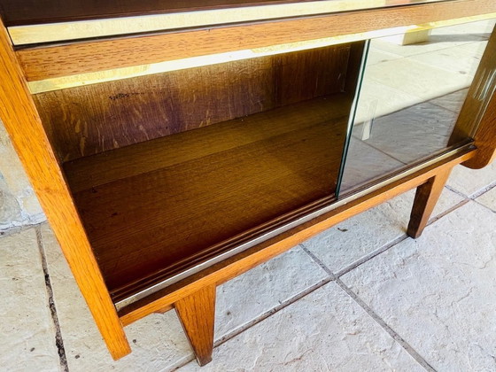 Image 1 of Librería de roble de mediados de siglo, con puertas correderas de cristal, década de 1960