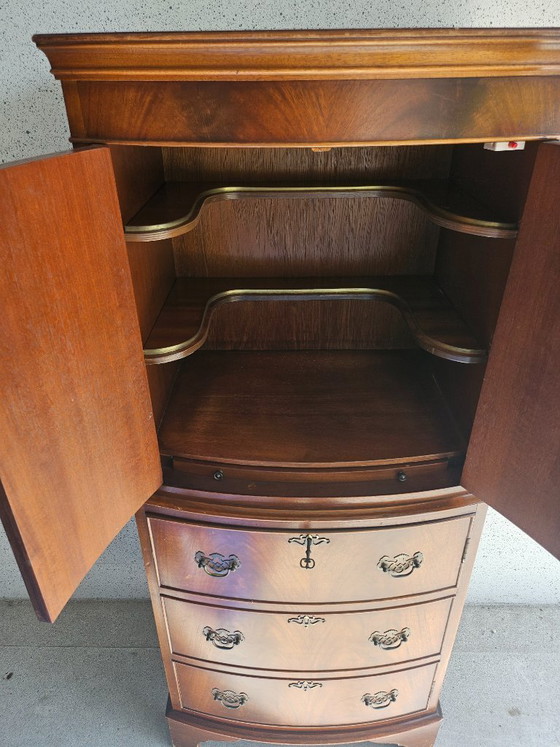 Image 1 of Barkast massief notelaar 