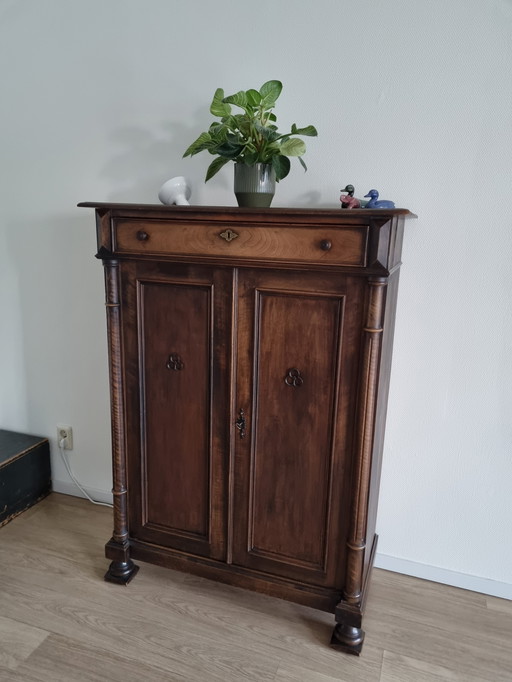 Antieke houten meidenkast