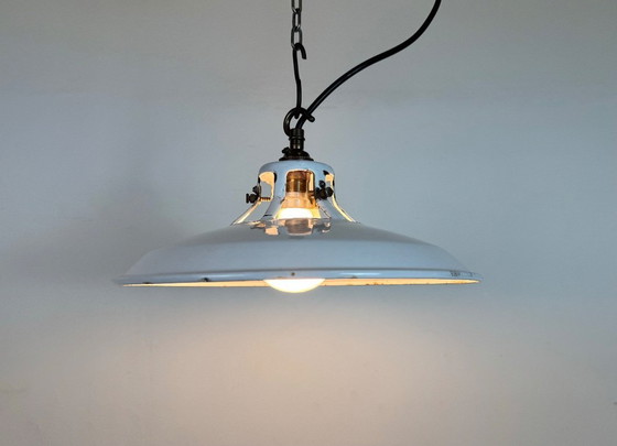 Image 1 of Industriële witte geëmailleerde fabriekshanglamp, jaren 60