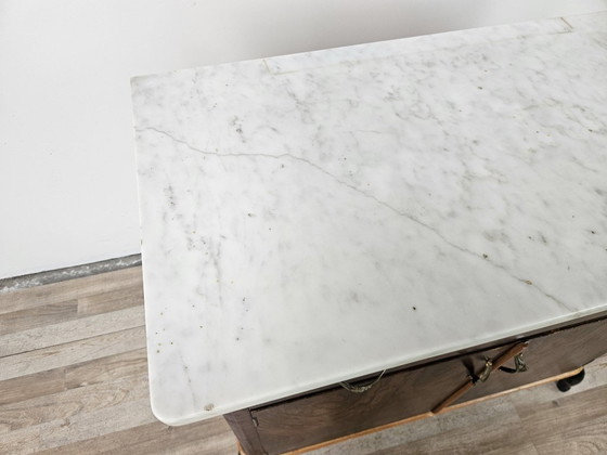 Image 1 of Mahagoni-Maser-Frisierkommode mit weißer Marmorplatte