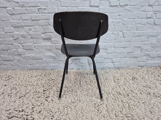 Image 1 of Chaises industrielles en bois noir, lot de deux – Pays-Bas, années 1950