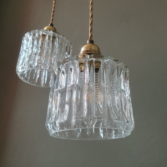 Image 1 of Ensemble de deux lampes suspendues Art Déco vintage en verre épais et texturé.