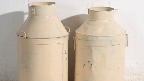 Set of two antique painted tin milk cans – Poland, circa 1950 – Decorative Objects, Iron, Rustic (photo 3 of 10)