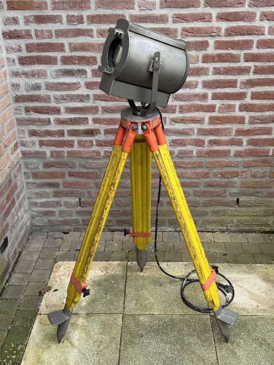 Image 1 of 💡 Lampadaire industriel chargé d'histoire | La précision suisse rencontre l'éclairage scénique néerlandais