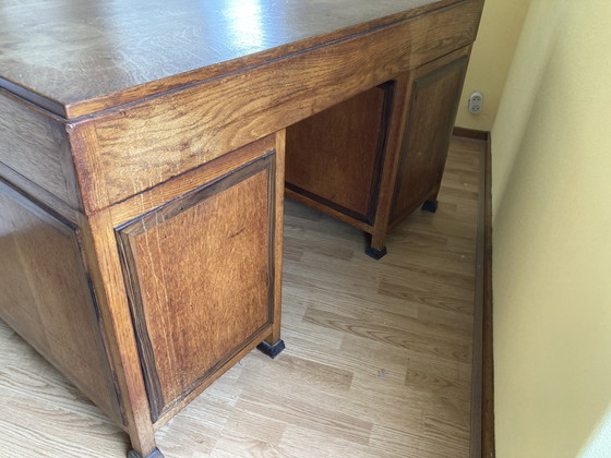 Image 1 of Escritorio de roble macizo con silla a juego.