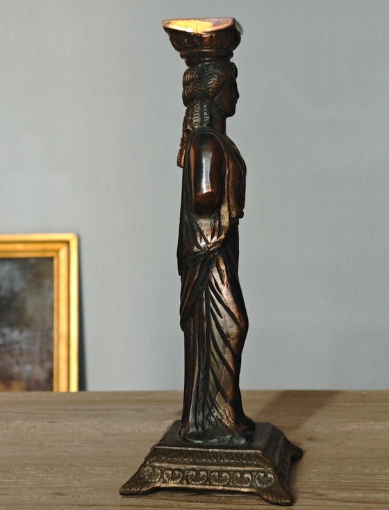 Image 1 of estatuilla femenina