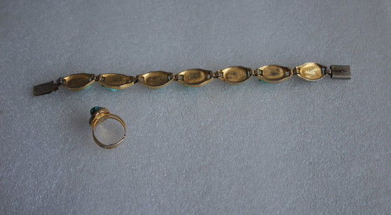 Image 1 of Vintage sieradenset bestaande uit een armband en een ring met turkoois op goudkleurig metaal.