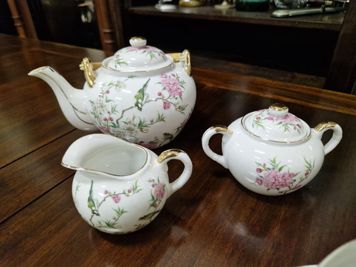 Beautiful tea service from Saji