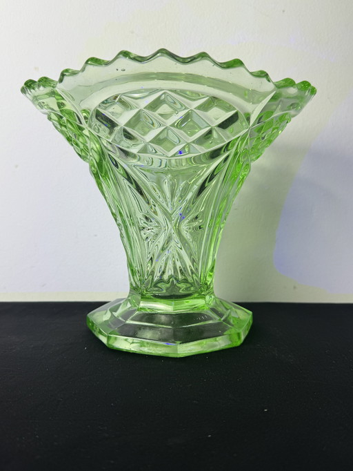Vase élégant en verre d'uranium vert - Verre d'uranium