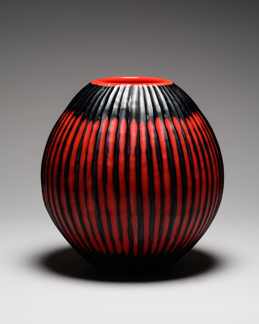 Gran jarrón "Battuto" de Murano con interior de coral incamiciato - Posible Tiozzo Sergio, años 80