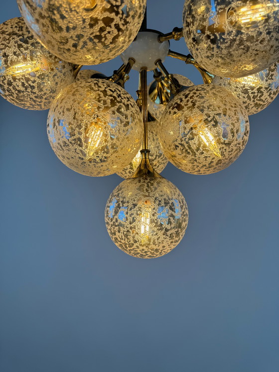 Image 1 of Superbe lustre en laiton et verre ambré des années 1970 - L'élégance de l'ère spatiale