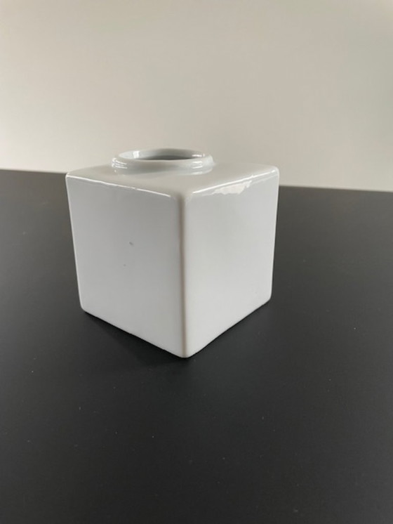Image 1 of Jarrón cúbico Serax: diseño elegante en cerámica blanca.