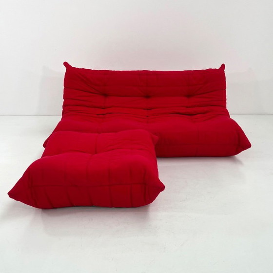 Image 1 of Divano a tre posti Togo rosso con pouf, disegnato da Michel Ducaroy per Ligne Roset, anni '70.