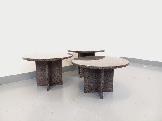 Image 1 of Set van drie vintage, in elkaar passende ronde salontafels van graniet uit de jaren 70 en 80.