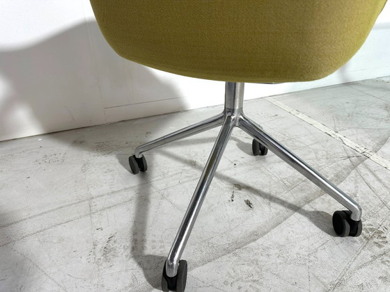 Muuto Fiber Armchair geelgroen - Swivel onderstel op wielen – Fauteuils, Textile (photo 4 of 6)