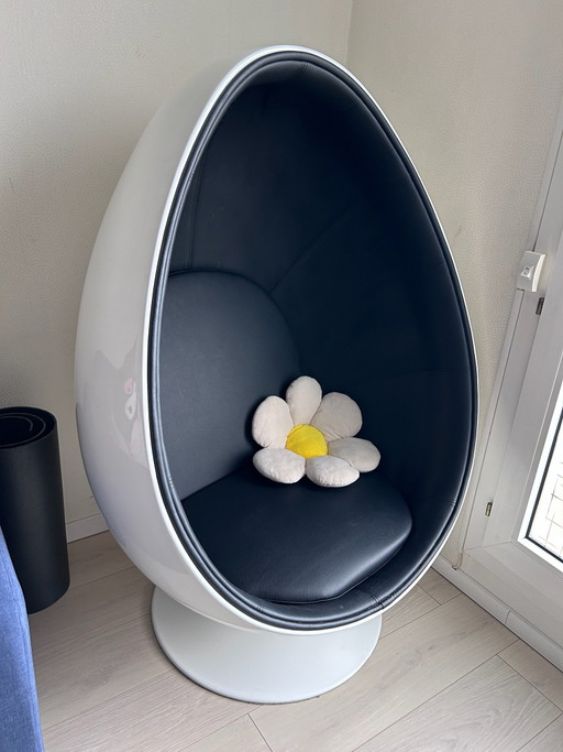 Egg chair
