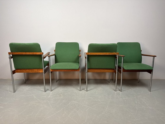 Image 1 of Juego de 4 sillas de comedor Thereca de diseño de mediados de siglo con tapicería verde vibrante.